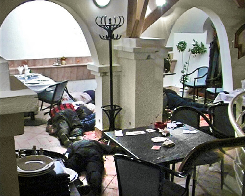 V marci 1999 v bare Fontána dvaja strelci 113 výstrelmi popravili desiatich pápayovcov.