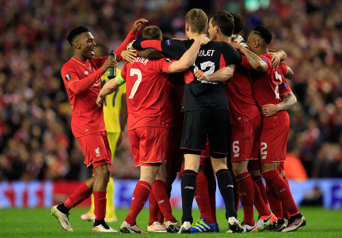 Na snímke vľavo hráč Liverpoolu Daniel Sturridge oslavuje so spoluhráčmi víťazstvo a postup do finále po odvete semifinále Európskej ligy.