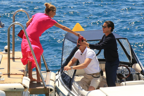 Blondínke musel pri nastupovaní do člna pomáhať Vito.