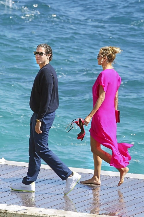Modelka si slnečné Cannes užívala s mladým priateľom.