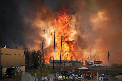 Nútené opustenie mesta označil kanadský premiér Justin Trudeau za najväčšiu požiarnu evakuáciu v histórii Alberty.