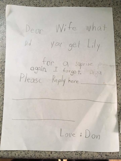 Lily napísala list adresovaný mame.