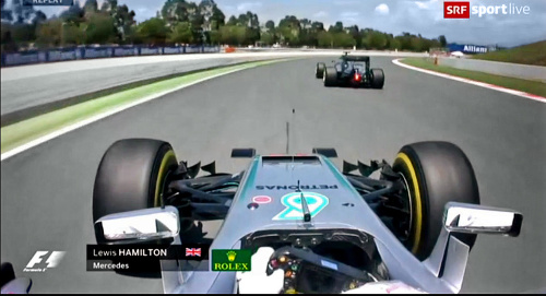 Rosbergov monopost zadnými svetlami avizoval spomalenie a Hamilton reagoval celkom logicky. 