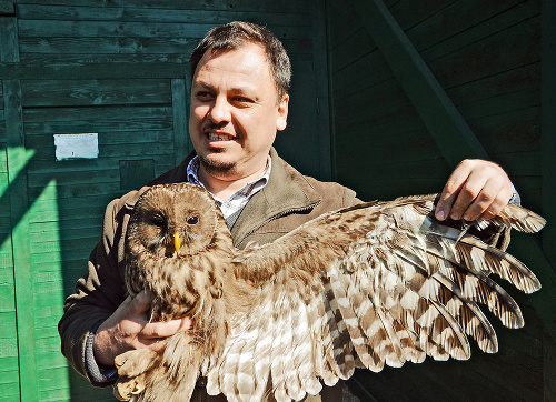 Veterinár Ladislav Molnár so sovou dlhochvostou