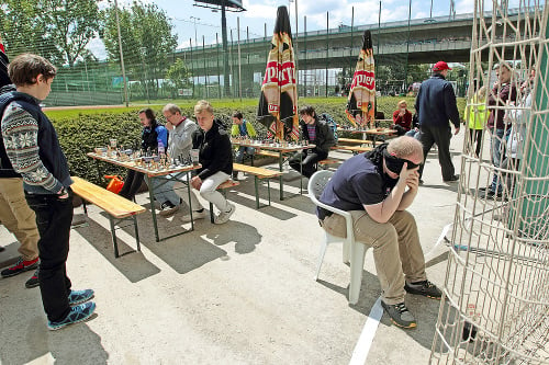 Milan sedel chrbtom a mal zaviazané oči. Súperi mu svoje ťahy len hovorili, on si rozloženie na šachovnici musel pamätať.