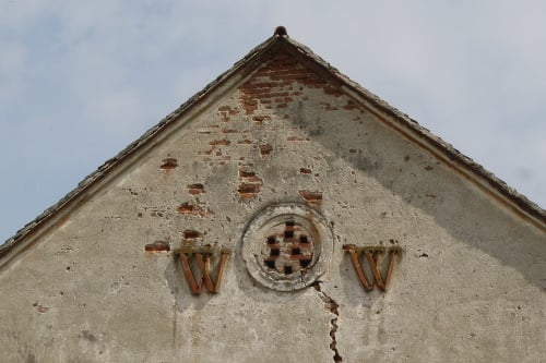 Iniciály W-W: Sú na jednej zo stavieb v Kovarciach, ktoré patrili dvojici cukrovarníkov Wels-Wehlem. 