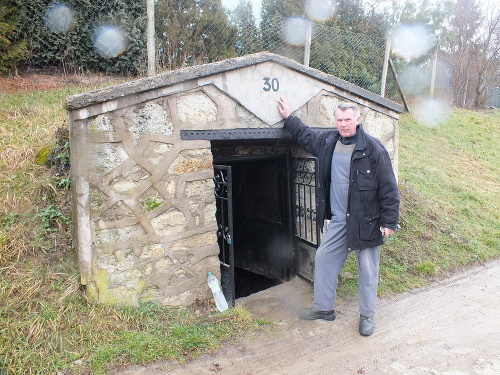 Tokajský vinohradník Mikuláš Ondo (73) pred  svojou pivnicou vo Veľkej Tŕni.