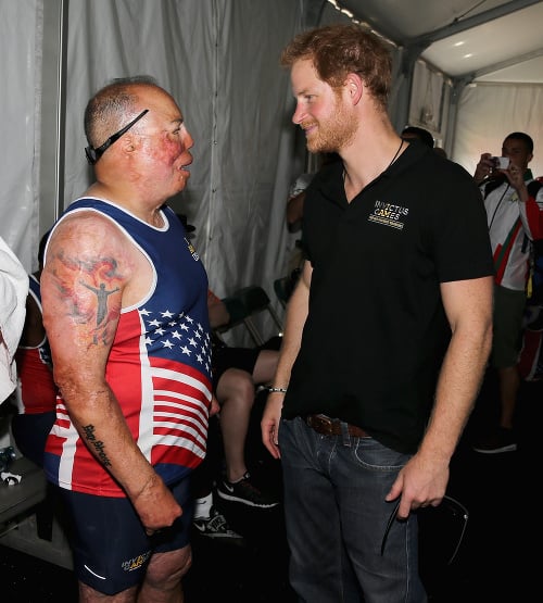 Israel Del Toro bol americký atlét, ktorý utrpel rozsiahle popáleniny po- čas slúžby v Afganistane. Harry mu odovzdal niekoľko medailí.