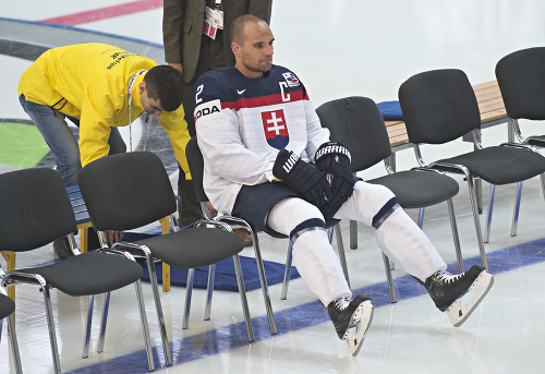 Kapitán Andrej Sekera sedí na stoličke počas fotografovania slovenského hokejového tímu.