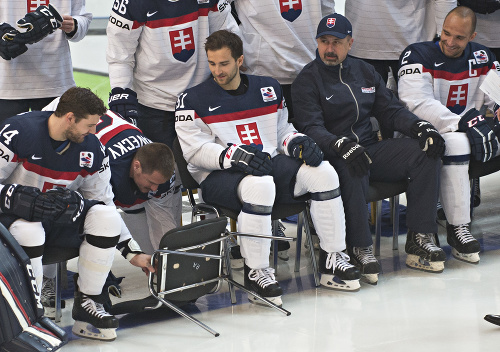 Zľava Andrej Meszároš, Vladimír Dravecký zdvíha stoličku, Dominik Graňák, tréner Zdeno Cíger a Andrej Sekera počas fotografovania slovenského hokejového tímu. 