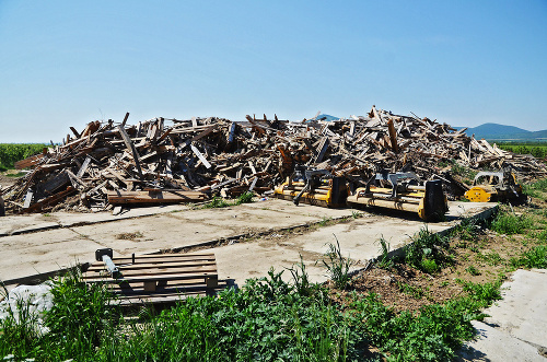 Z Varehových stavieb po zbúraní zostala len kopa dreva, ktorá tam straší už od januára.
