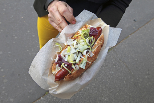 NYC Corner, Kamenné námestie - Hotdog s cibuľkou a dressingom