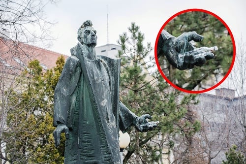 Takto neznámy autor vylepšil Čulenovu sochu.