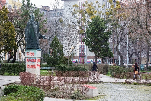 Bronzový pamätník Marka Čulena sa nachádza v parku pri Úrade vlády SR.