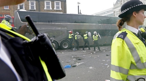 Fanúšikovia West Hamu zaútočili na hráčsky autobus Manchestru a sposôbili v uliciach poriadny chaos.