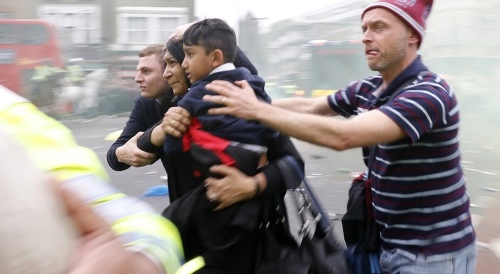 Fanúšikovia West Hamu zaútočili na hráčsky autobus Manchestru a sposôbili v uliciach poriadny chaos.