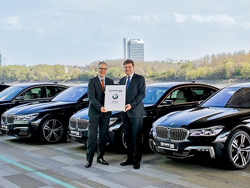Minister pózuje pri najnovších autách BMW, ktoré prepravovali hostí z Globsecu. 