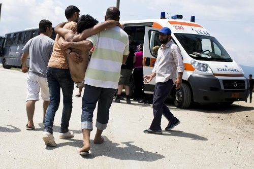 Polícia musela pri výtržnostiach v Idomeni použiť slzotvorný plyn.