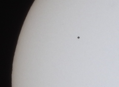 Takto odfotil Merkúr pred Slnkom náš čitateľ z Trnavy.