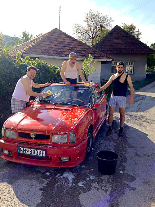 V seriálovej škodovke by Landl a Slanina (vľavo) obišli veľmi zle.