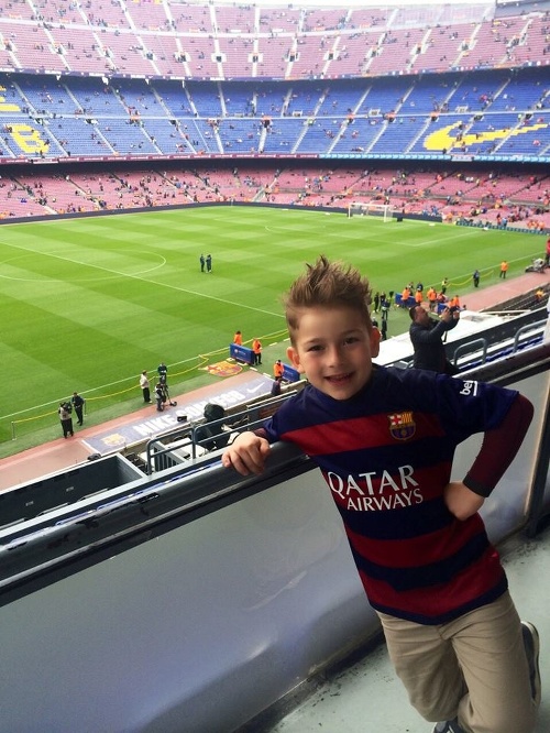 Malý Leo na štadióne FC Barcelona.
