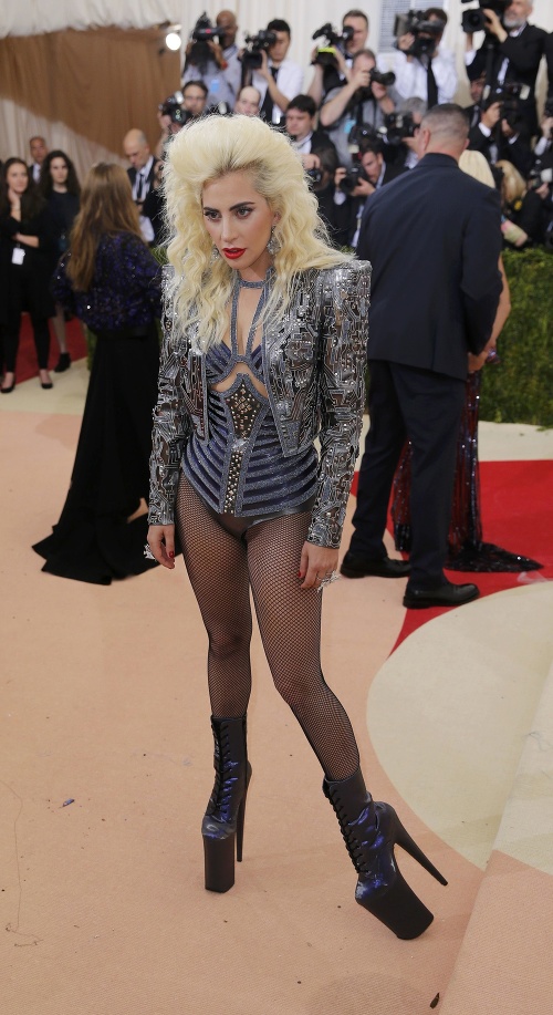 Outfit Lady Gaga nepotrebuje komentár.