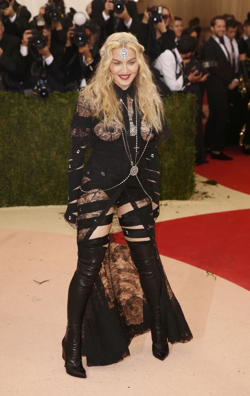 Madonna opäť stavila na vulgárny outfit.