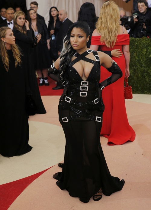 Nicki Minaj vyzerala v nevhodných šatách asymetrická. Asi meter vysoká, asi meter široká...