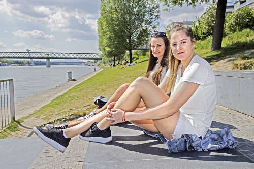 Študentky Miška a Chantal (20) sa vyhrievali na brehu Dunaja.