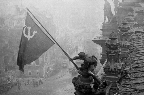 Oslobodenie spod nacizmus: Sovieti zavesili vlajku nad Reichstagom, po dobytí Berlína. 