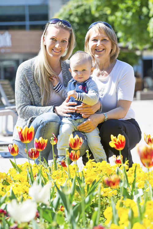 Mama Ivana (32) so synčekom Denisom (1,5) svokre Ľubici (58).