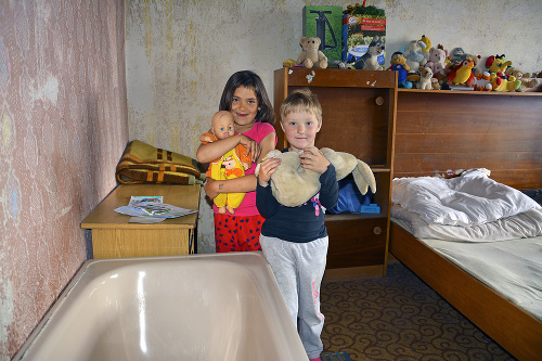 Viktorka (vľavo, 8) a Janka (5) sa kúpu v spálni vo vani, do ktorej im mamička musí nalievať vodu.