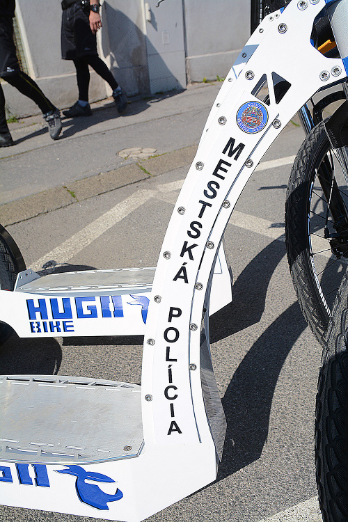 Elektrokolobežky sú označené logom mestskej polície.
