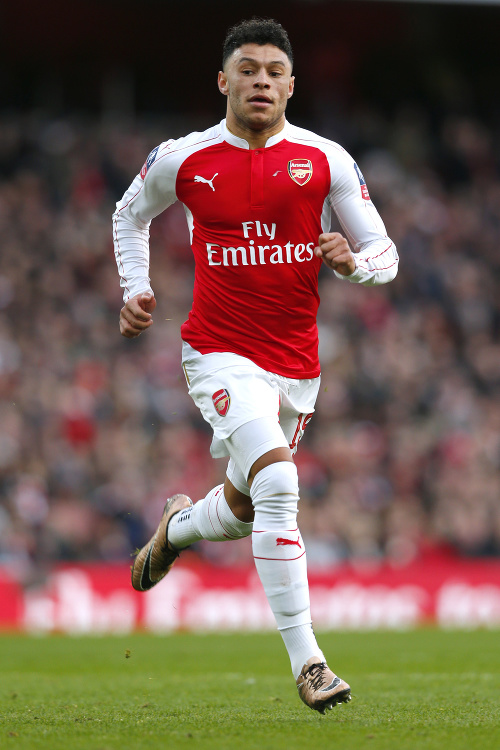 Oxlade-Chamberlain aktuálne oblieka dres Arsenalu Londýn. 