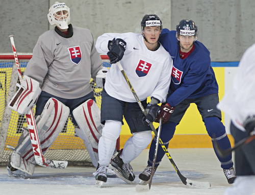 Slovenkí hokejoví reprezentanti zľava Branislav Konrád, Martin Réway a Juraj Mikuš počas tréningu v hale Športového paláca Jubilejnyj.