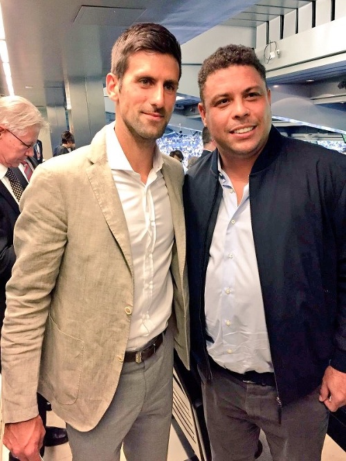 Novak Djokovič (vľavo) s legendárnym futbalistom Ronaldom.