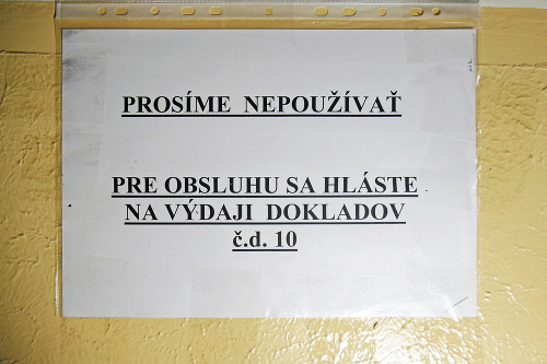 Takýto nápis vidno pri plošine.