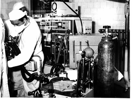 1970 - Archívna snímka prvého lôžkového oddelenie ARO v Československu, ktoré vzniklo v košickej nemocnici.