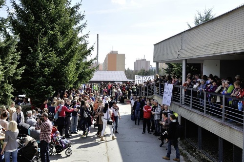 V marci protestovali pred nemocnicou stovky ľudí.