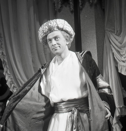 Na archívnej snímke zo 6. októbra 1955 je Karol Machata v úlohe Ludmíra v inscenácii  satirickej komédie Pán Jowialski poľského dramatika Alexandra Fredra. 