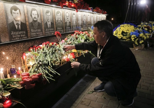 Muž pokladá kvety počas ceremoniálu za obete havárie v jadrovej elektrárni v Černobyle v ukrajinskom meste Slavutyč.