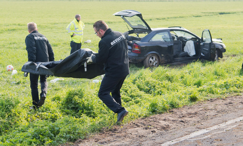 Nemecká polícia pracuje na mieste nehody, kde auto s piatimi mladými ľuďmi v Dolnom Sasku narazilo do stromu a odletelo do poľa. Traja z nich boli na mieste mŕtvi. Jednou z obetí je hráč bundesligového Hannoveru Niklas Feierabend. 