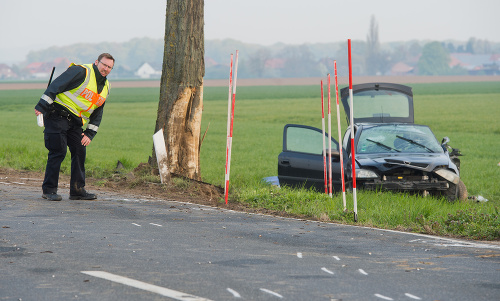 Nemecká polícia pracuje na mieste nehody, kde auto s piatimi mladými ľuďmi v Dolnom Sasku narazilo do stromu a odletelo do poľa. Traja z nich boli na mieste mŕtvi. Jednou z obetí je hráč bundesligového Hannoveru Niklas Feierabend. 