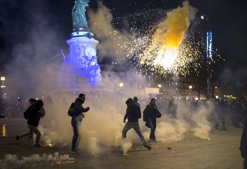Prvomájové protesty v Paríži sa zvrhli.