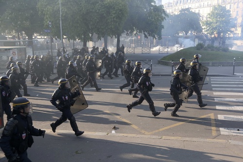 Prvomájové protesty v Paríži sa zvrhli.
