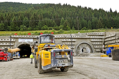 Takto vyzerajú práce na doteraz najdlhšom diaľničnom tuneli Višňové.