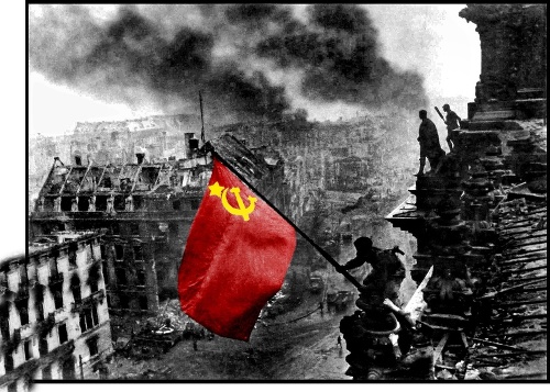 Jedna z najslávnejších fotografi í vojny zachytáva vyzdvihnutie sovietskej vlajky 2. mája 1945 v Berlíne.