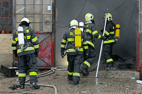 Bratislavskí hasiči sa opäť boja väčšieho ohňa, plošiny s rebríkmi sú nepoužiteľné.