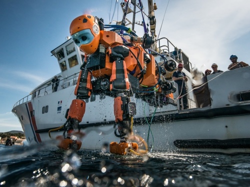 Robota po vložení do vody ovládajú z lode.