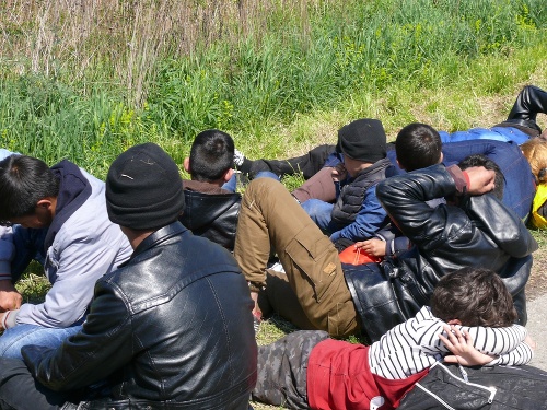 Strážcovia zákona v Bratislavskom kraji zadržali osoby v blízkosti rakúskych hraníc.